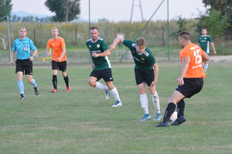 Pierwszy pojedynek Zielonych Rakoszyce w A-klasie