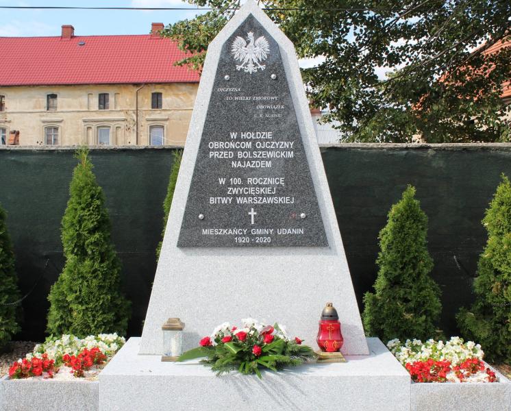 Złożenie kwiatów pod pomnikiem w Udaninie