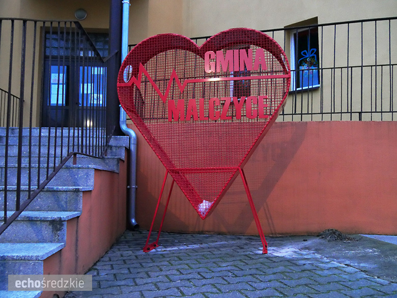 Pojemniki w kształcie serc stanęły przed urzędem gminy i przedszkolem w Malczycach