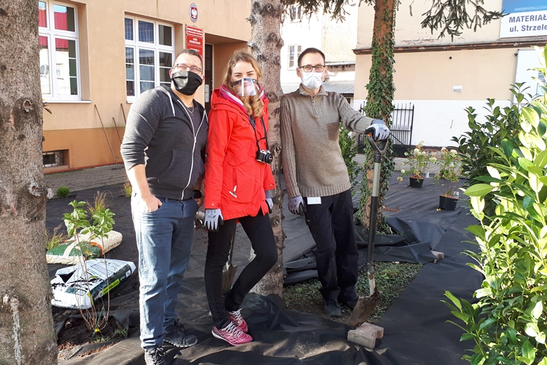 Krzewy zasadzili pracownicy Armacella i szkoły 