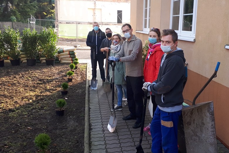 Krzewy zasadzili pracownicy Armacella i szkoły 