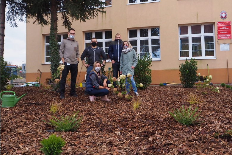 Krzewy zasadzili pracownicy Armacella i szkoły 