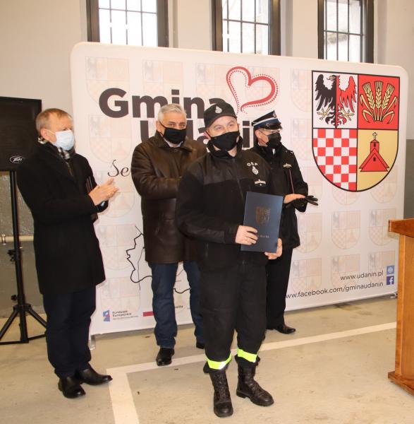 Przekazanie nowego sprzętu dla strażaków