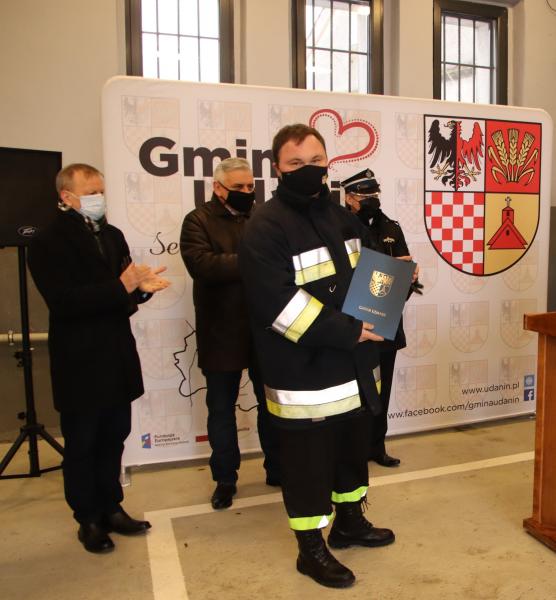 Przekazanie nowego sprzętu dla strażaków