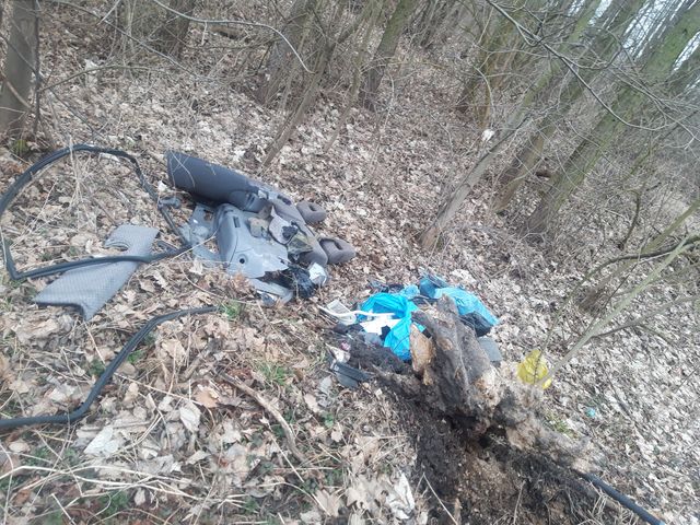 Wyrzucone śmieci w lesie w Chwalimierzu