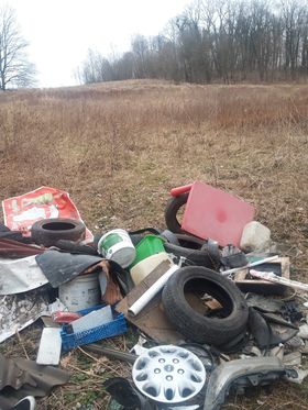 Wyrzucone śmieci w lesie w Chwalimierzu