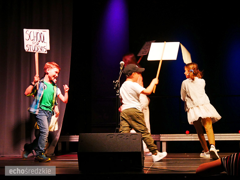 "Jeszcze wszystko będzie normalnie" piękny spektakl w reżyserii Agnieszki i Michała Gawlińskich