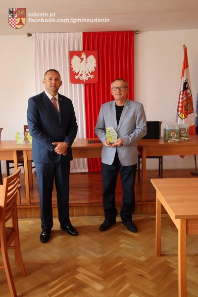 Wójt wręczył statuetki sołtysom