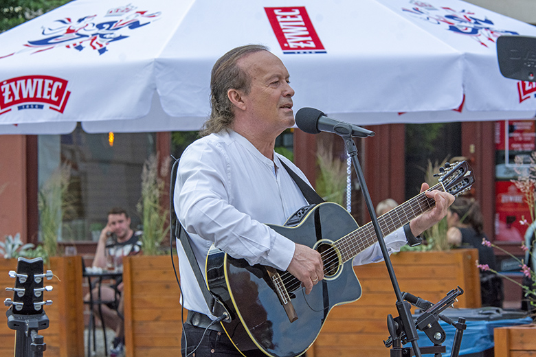 Janusz Cedro zaśpiewał na średzkim rynku