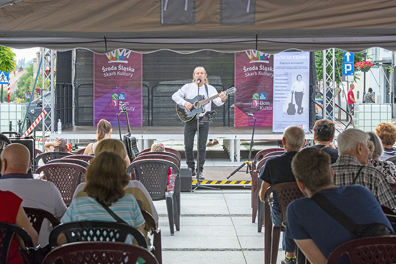 Janusz Cedro zaśpiewał na średzkim rynku