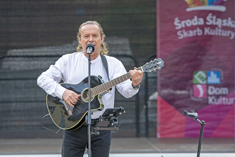 Janusz Cedro zaśpiewał na średzkim rynku
