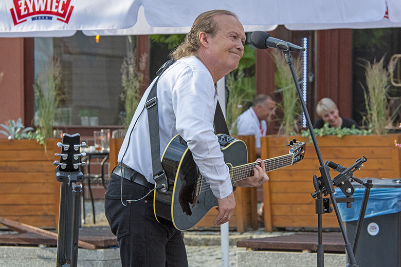 Janusz Cedro zaśpiewał na średzkim rynku