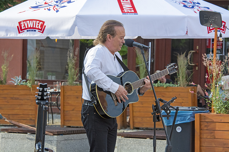 Janusz Cedro zaśpiewał na średzkim rynku