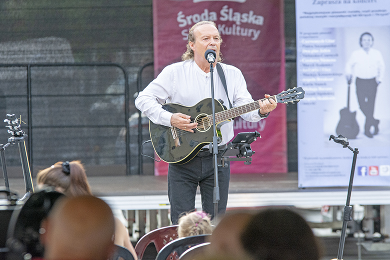 Janusz Cedro zaśpiewał na średzkim rynku