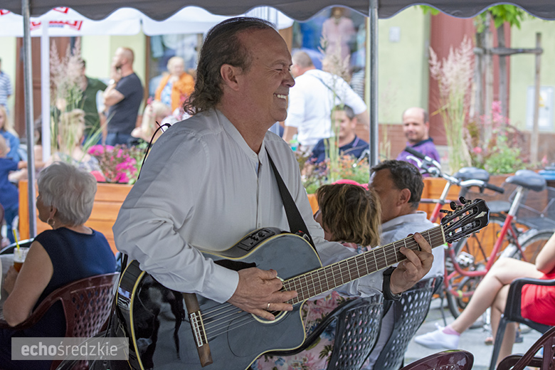 Janusz Cedro zaśpiewał na średzkim rynku