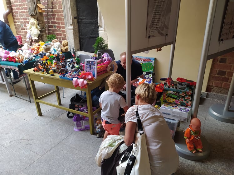 Pchli Targ na dziedzińcu średzkiego muzeum