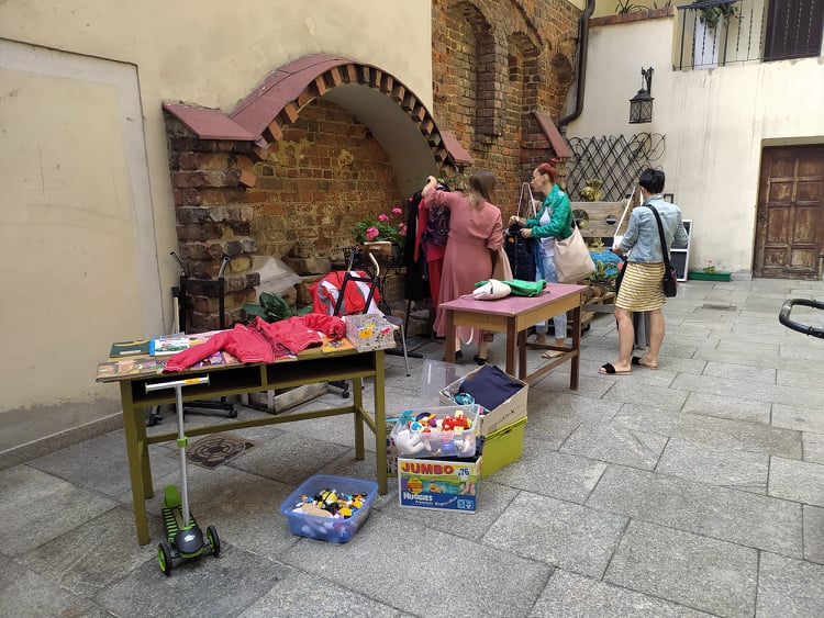 Pchli Targ na dziedzińcu średzkiego muzeum