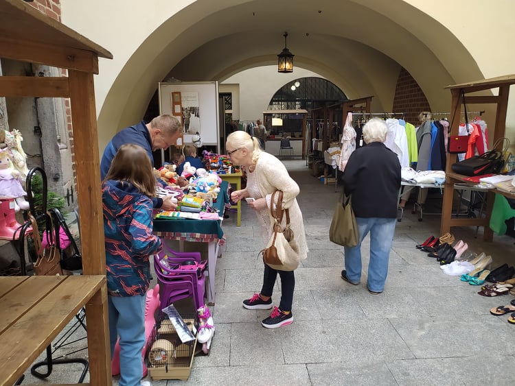 Pchli Targ na dziedzińcu średzkiego muzeum
