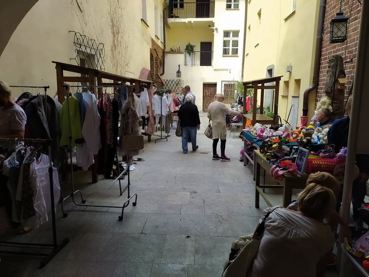 Pchli Targ na dziedzińcu średzkiego muzeum