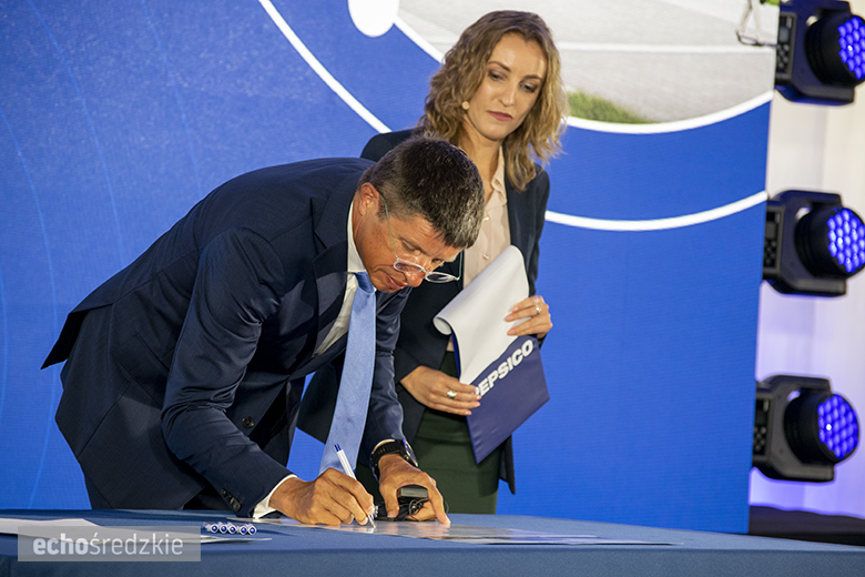 Wbudowanie kamienia węgielnego pod budowę zakładu Frito Lay w miejscowości Święte