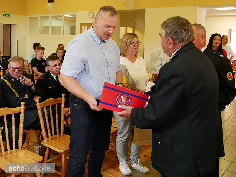 Uroczyste wręczenie odznaczeń podczas świętowania 75-lecia OSP w gminie Malczyce