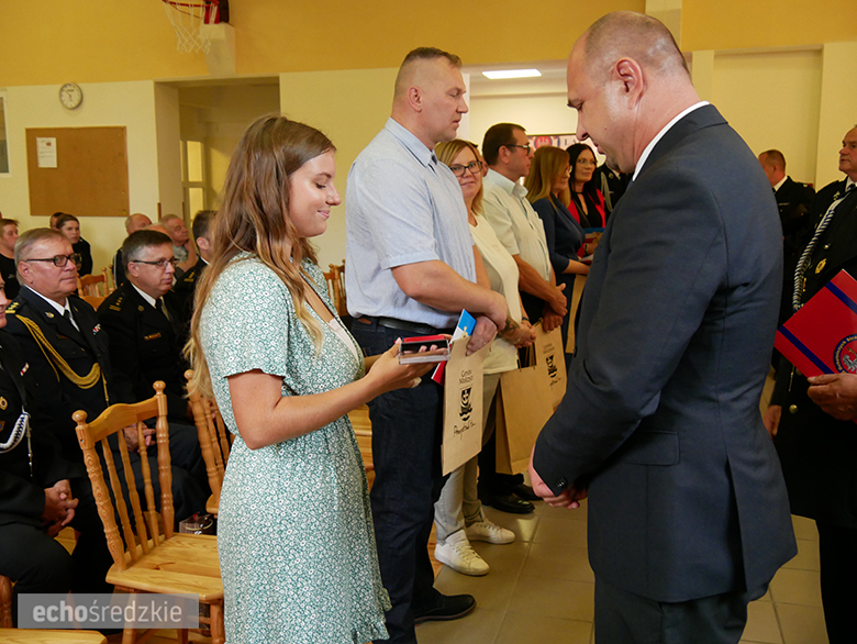 Uroczyste wręczenie odznaczeń podczas świętowania 75-lecia OSP w gminie Malczyce