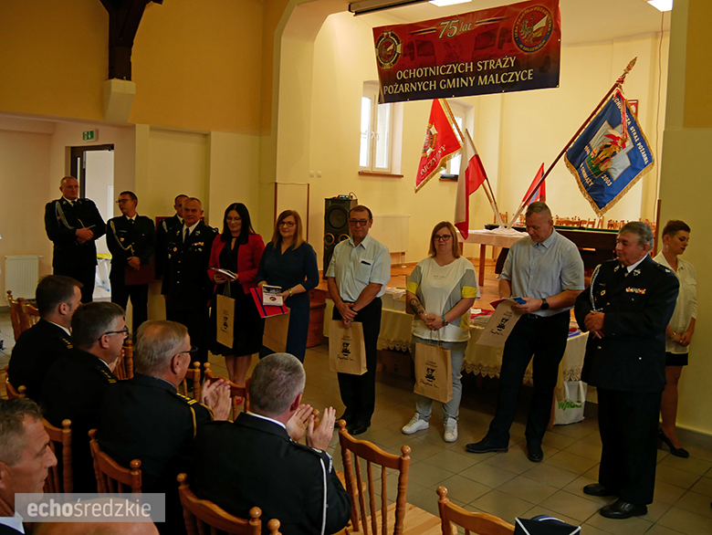 Uroczyste wręczenie odznaczeń podczas świętowania 75-lecia OSP w gminie Malczyce