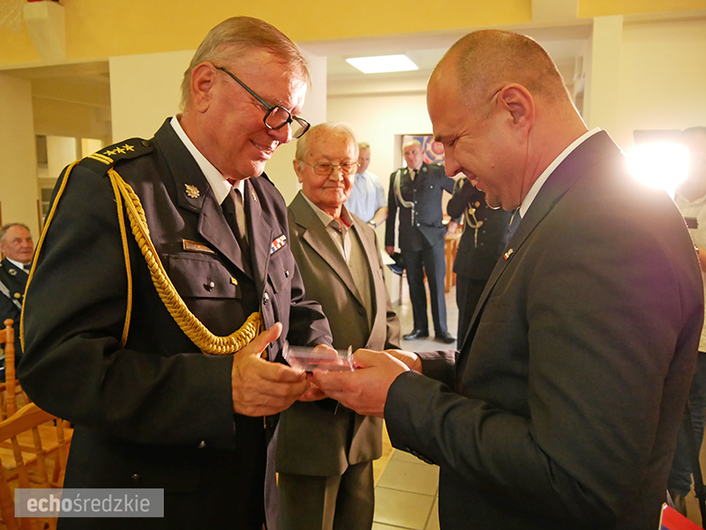 Uroczyste wręczenie odznaczeń podczas świętowania 75-lecia OSP w gminie Malczyce