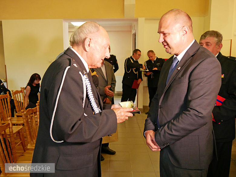 Uroczyste wręczenie odznaczeń podczas świętowania 75-lecia OSP w gminie Malczyce