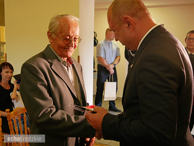 Uroczyste wręczenie odznaczeń podczas świętowania 75-lecia OSP w gminie Malczyce