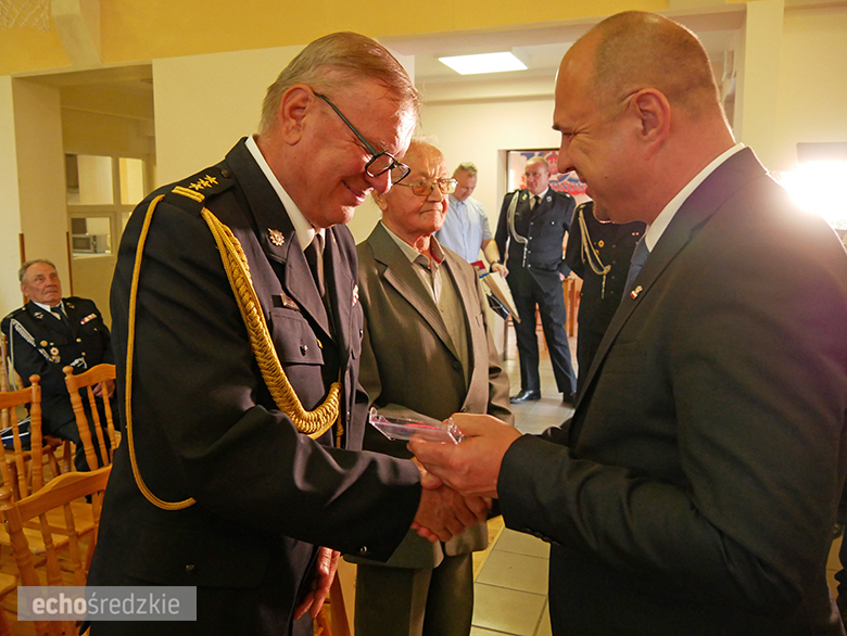 Uroczyste wręczenie odznaczeń podczas świętowania 75-lecia OSP w gminie Malczyce