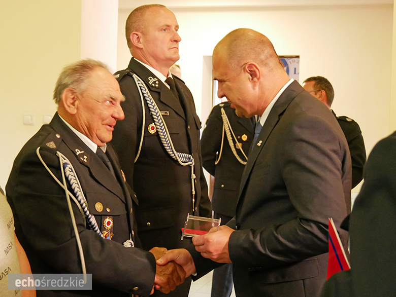 Uroczyste wręczenie odznaczeń podczas świętowania 75-lecia OSP w gminie Malczyce