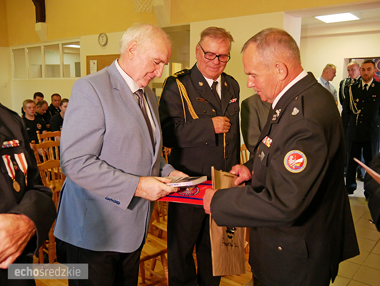 Uroczyste wręczenie odznaczeń podczas świętowania 75-lecia OSP w gminie Malczyce