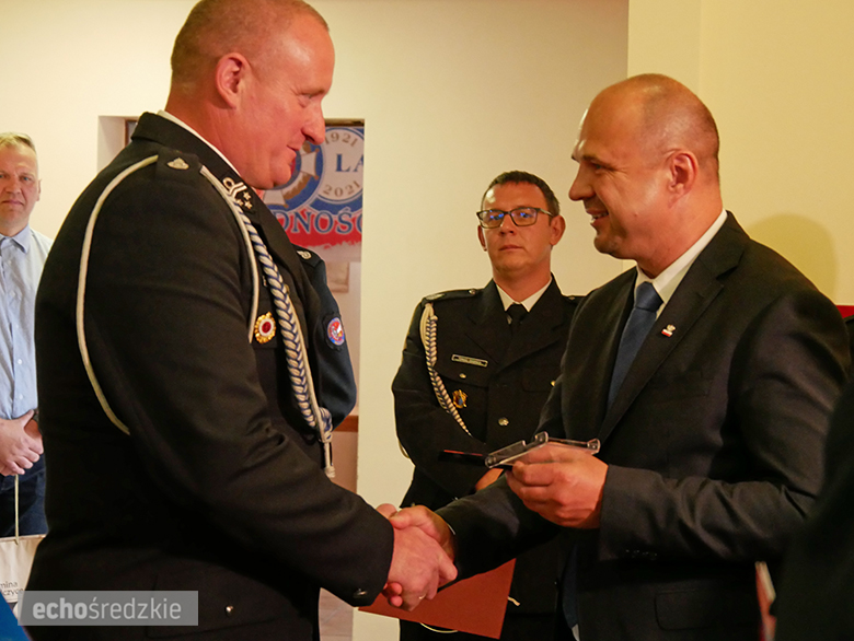 Uroczyste wręczenie odznaczeń podczas świętowania 75-lecia OSP w gminie Malczyce