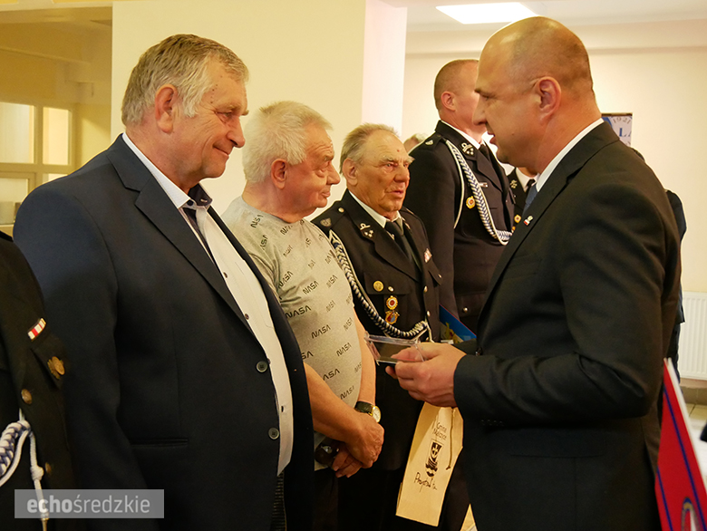 Uroczyste wręczenie odznaczeń podczas świętowania 75-lecia OSP w gminie Malczyce