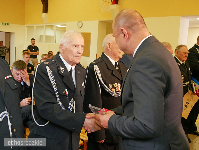 Uroczyste wręczenie odznaczeń podczas świętowania 75-lecia OSP w gminie Malczyce
