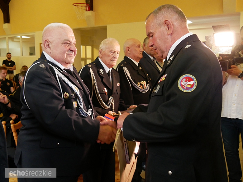 Uroczyste wręczenie odznaczeń podczas świętowania 75-lecia OSP w gminie Malczyce