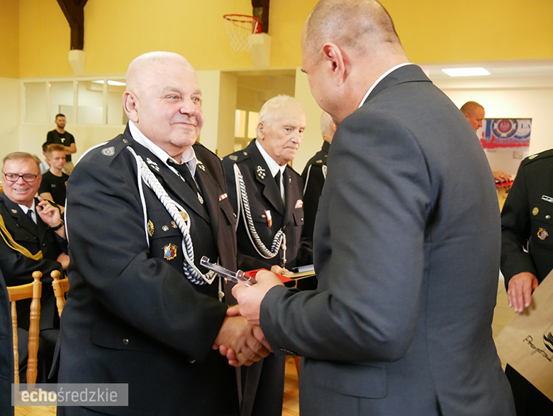 Uroczyste wręczenie odznaczeń podczas świętowania 75-lecia OSP w gminie Malczyce