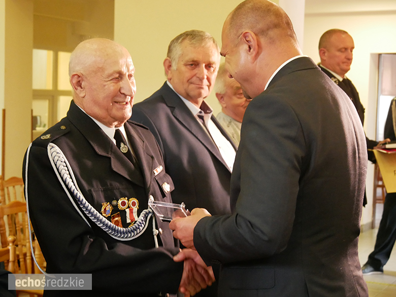 Uroczyste wręczenie odznaczeń podczas świętowania 75-lecia OSP w gminie Malczyce