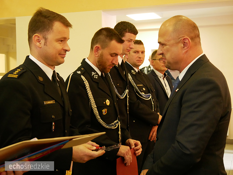 Uroczyste wręczenie odznaczeń podczas świętowania 75-lecia OSP w gminie Malczyce