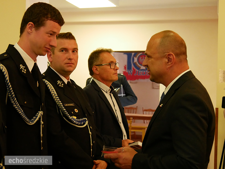 Uroczyste wręczenie odznaczeń podczas świętowania 75-lecia OSP w gminie Malczyce