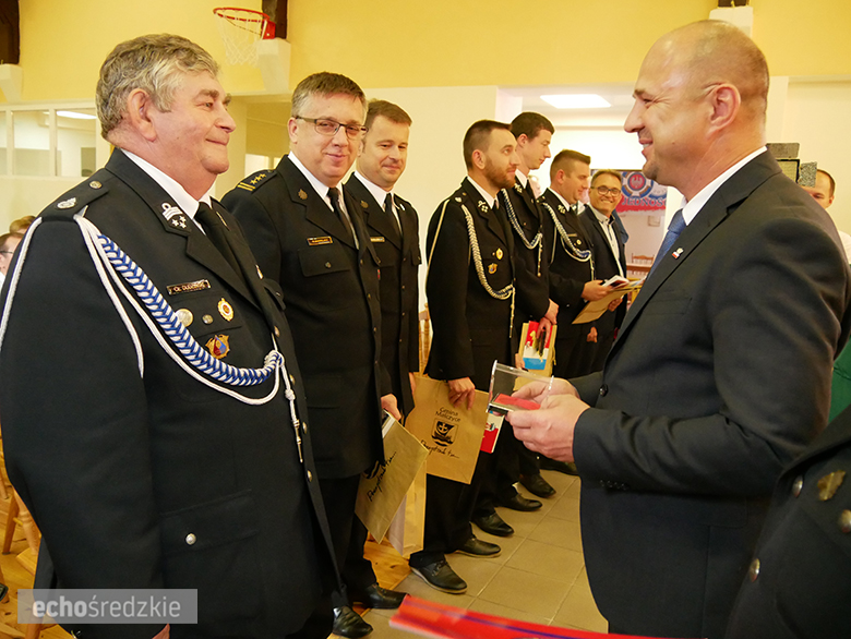 Uroczyste wręczenie odznaczeń podczas świętowania 75-lecia OSP w gminie Malczyce