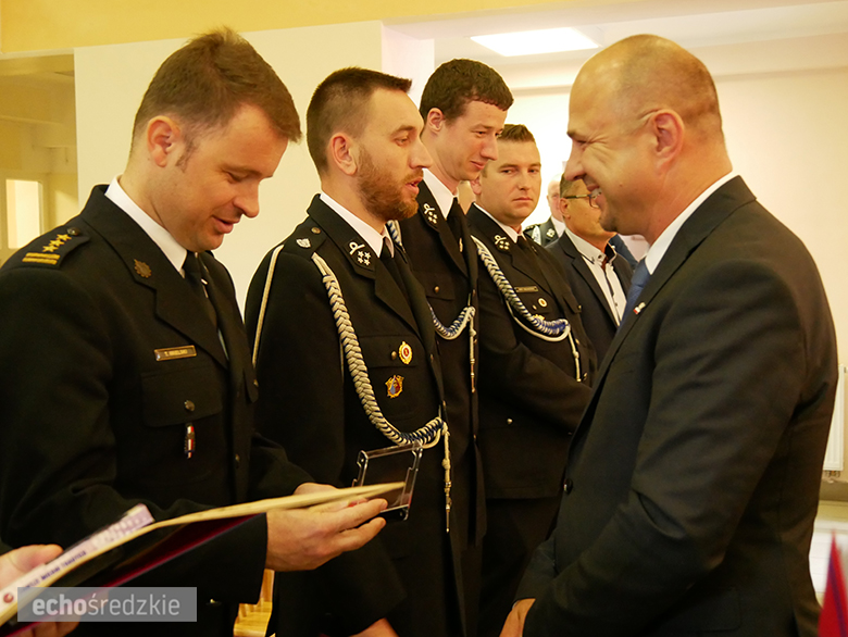 Uroczyste wręczenie odznaczeń podczas świętowania 75-lecia OSP w gminie Malczyce