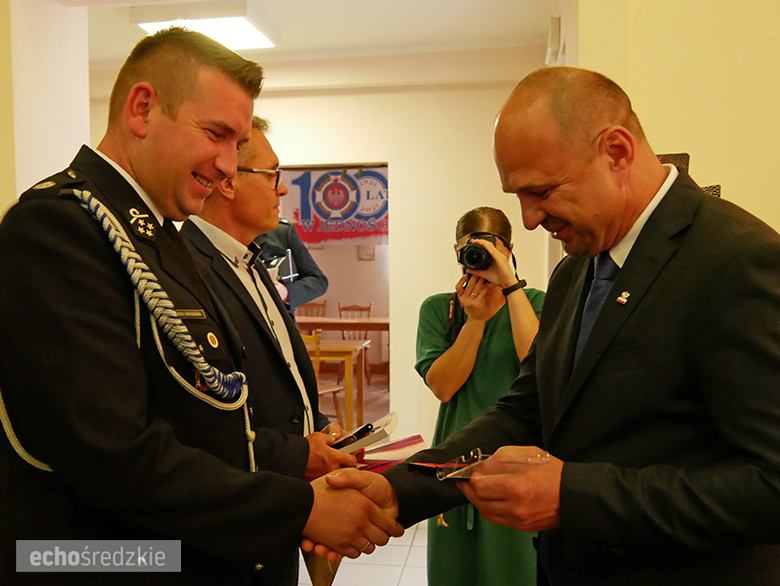Uroczyste wręczenie odznaczeń podczas świętowania 75-lecia OSP w gminie Malczyce