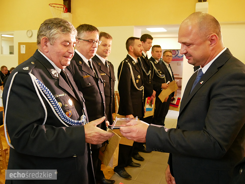 Uroczyste wręczenie odznaczeń podczas świętowania 75-lecia OSP w gminie Malczyce