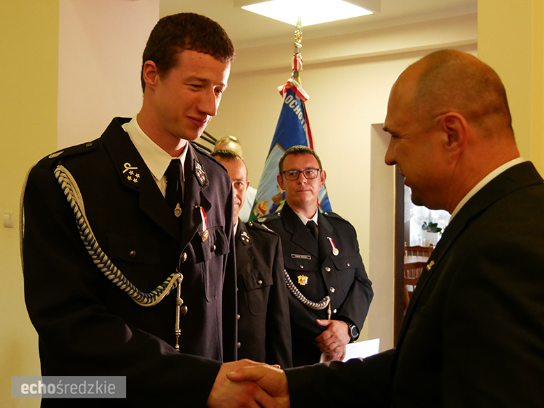 Uroczyste wręczenie odznaczeń podczas świętowania 75-lecia OSP w gminie Malczyce