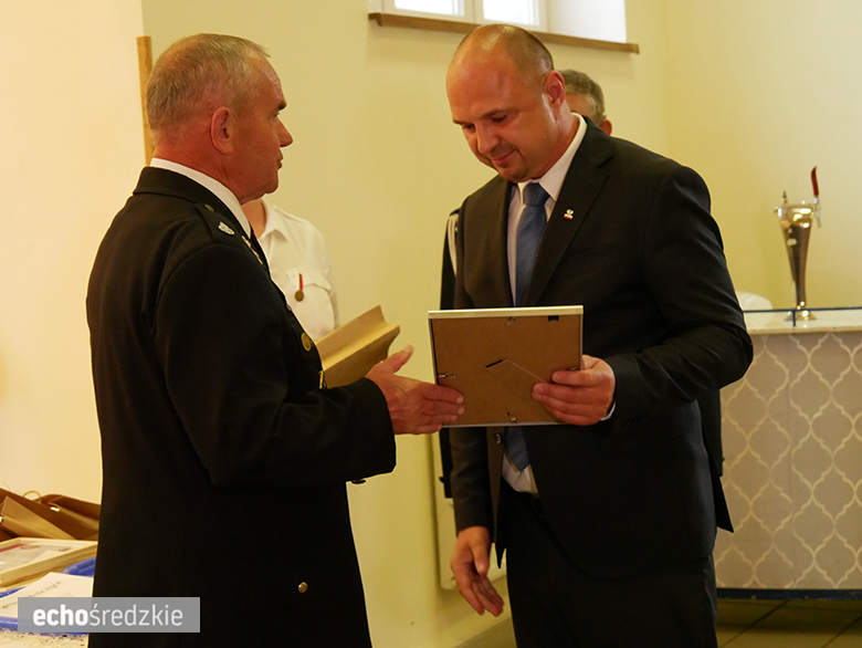 Uroczyste wręczenie odznaczeń podczas świętowania 75-lecia OSP w gminie Malczyce