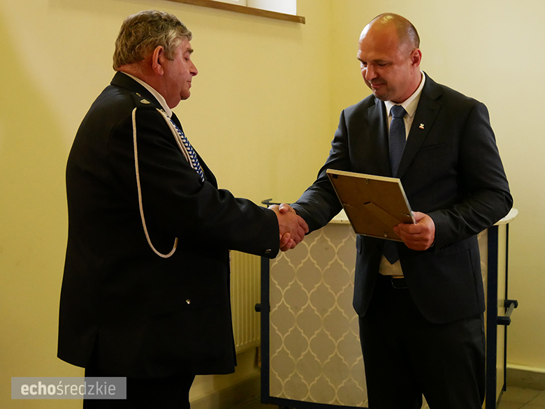 Uroczyste wręczenie odznaczeń podczas świętowania 75-lecia OSP w gminie Malczyce