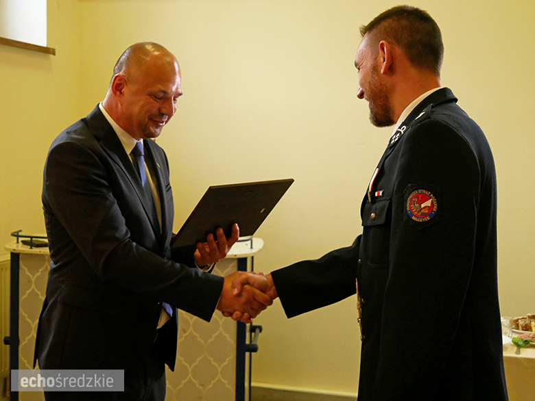 Uroczyste wręczenie odznaczeń podczas świętowania 75-lecia OSP w gminie Malczyce