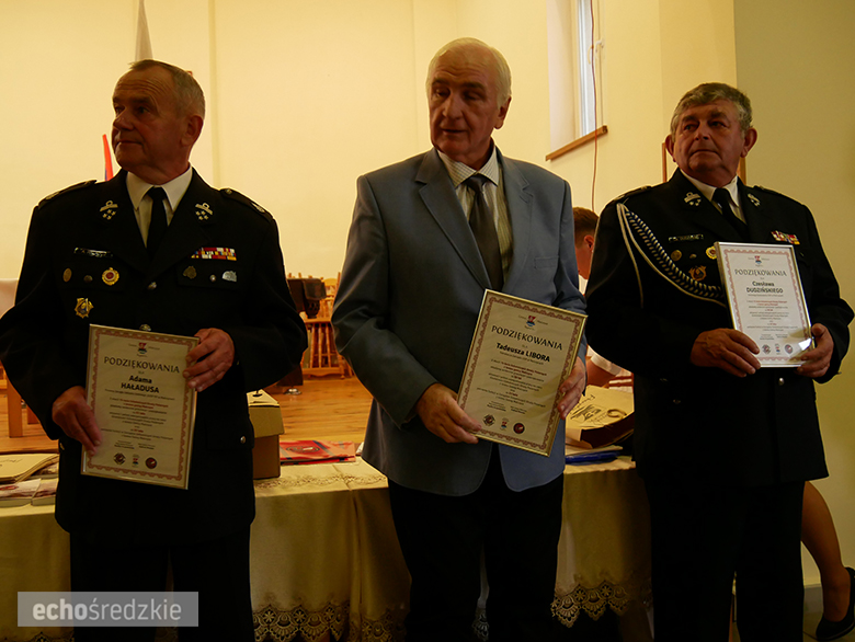 Uroczyste wręczenie odznaczeń podczas świętowania 75-lecia OSP w gminie Malczyce